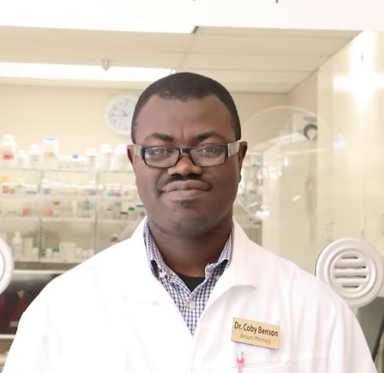 Retrato de Dr. Cobbina Benson proporcionado por la farmacia