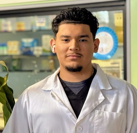 Retrato proporcionado de integrante del equipo de la farmacia 5