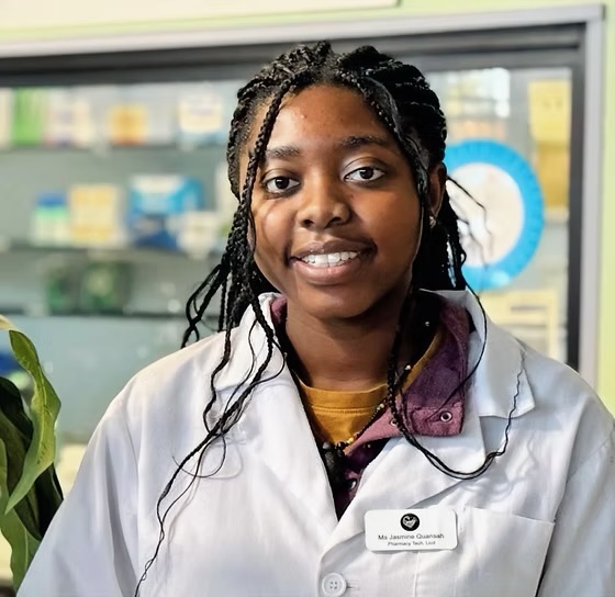 Retrato proporcionado de integrante del equipo de la farmacia 6