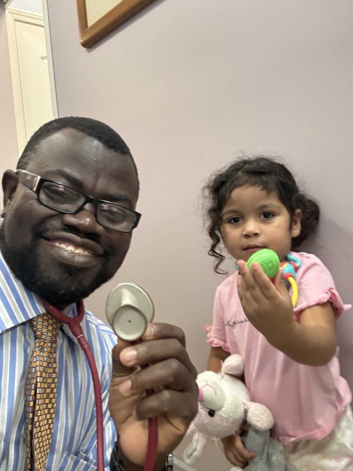 Una persona adulta y una niña posan para una foto