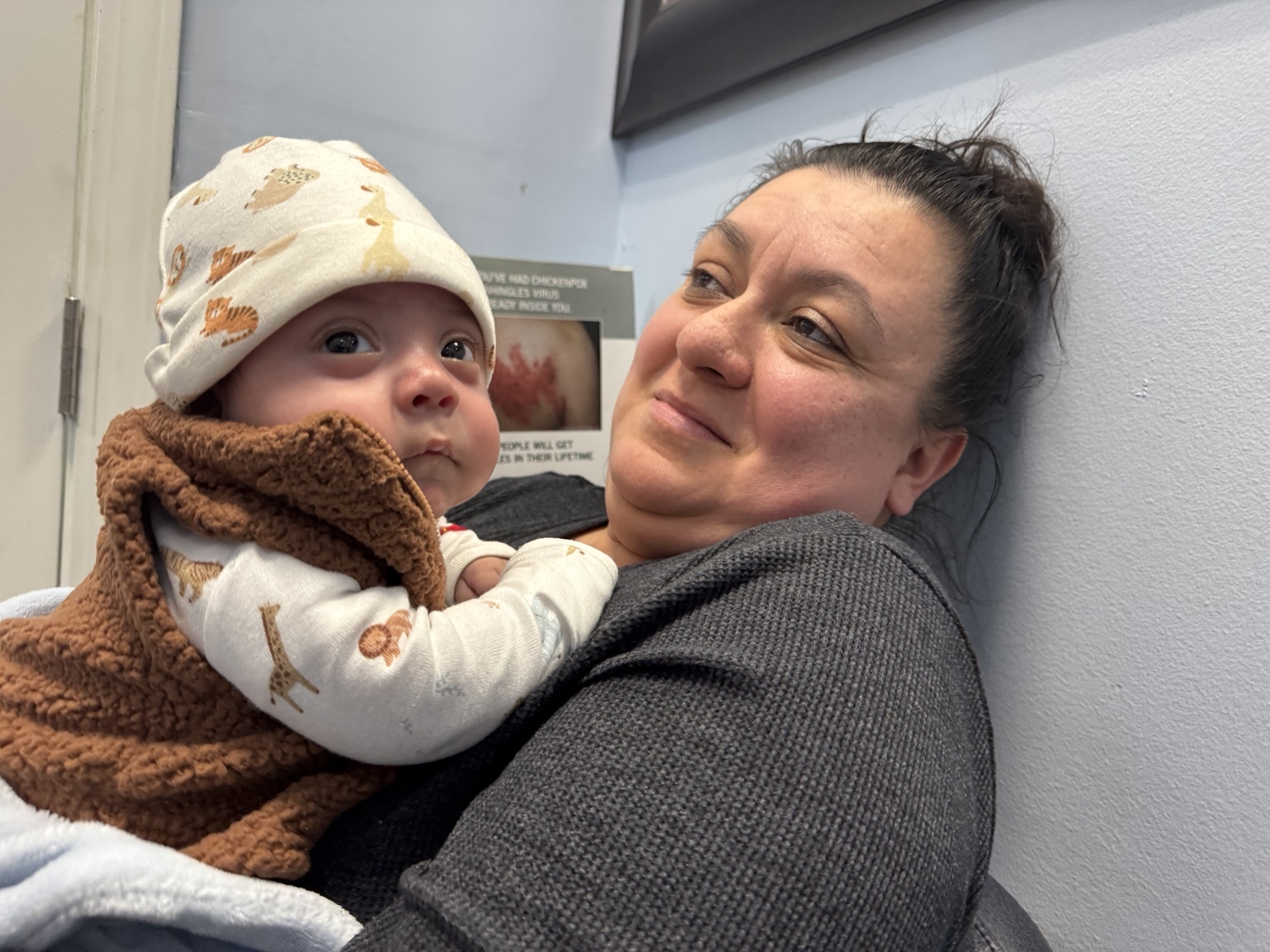 Una persona adulta sostiene a un bebé