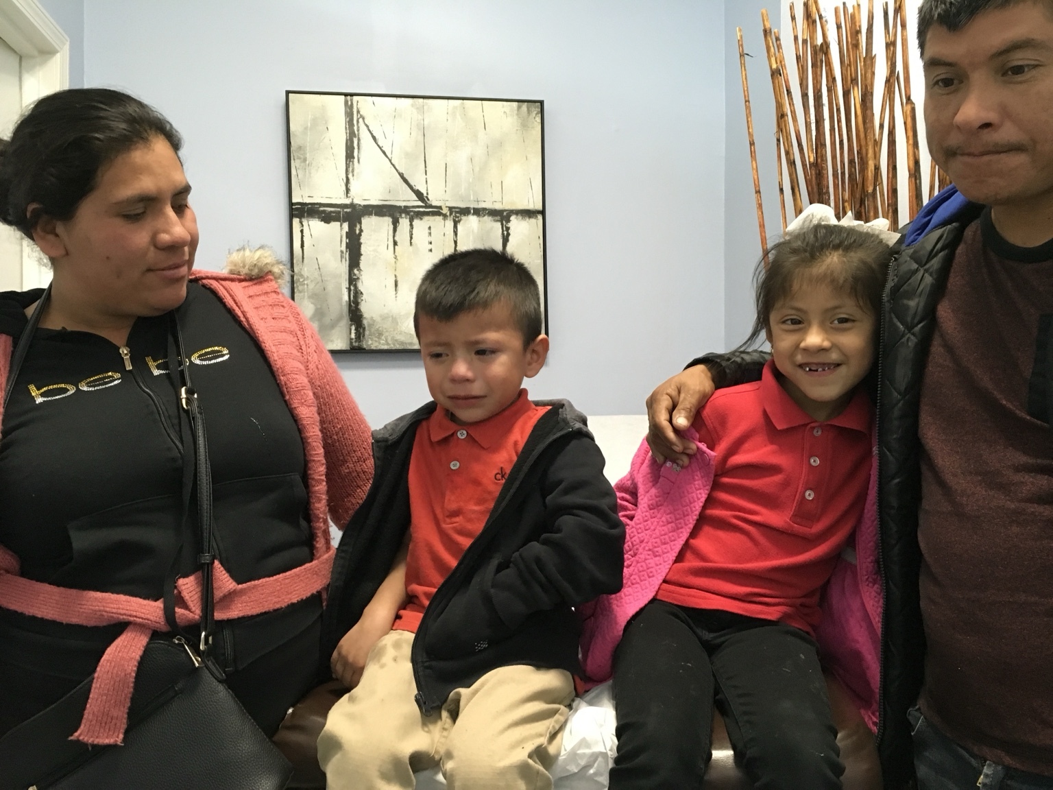 Una familia posa junta en un interior