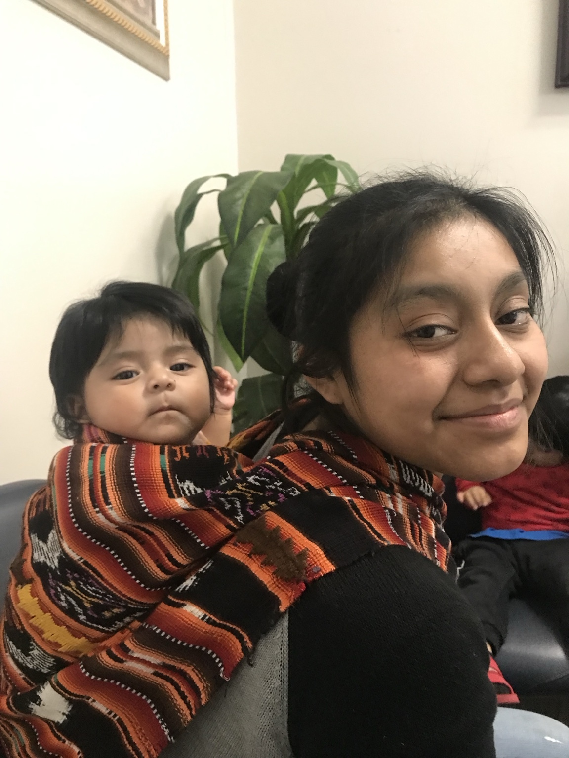 Una persona adulta lleva a un niño pequeño