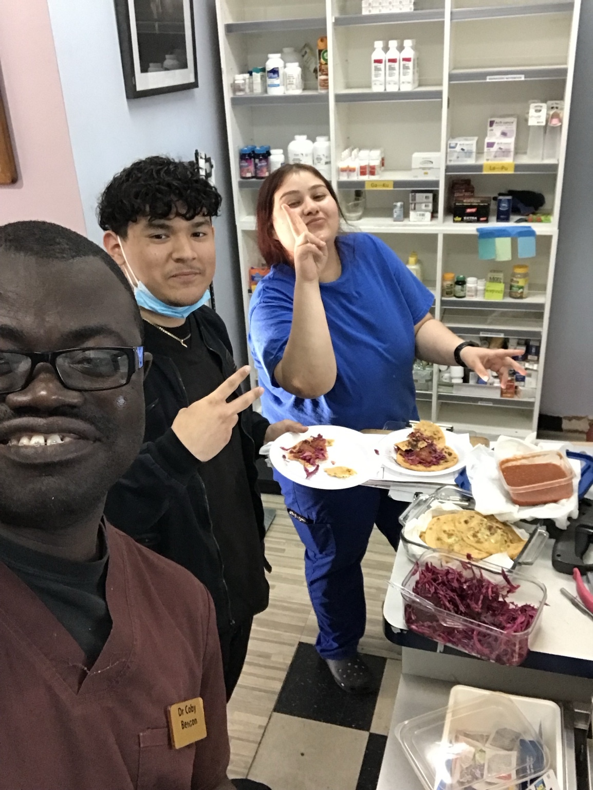 Un grupo comparte una comida en la farmacia