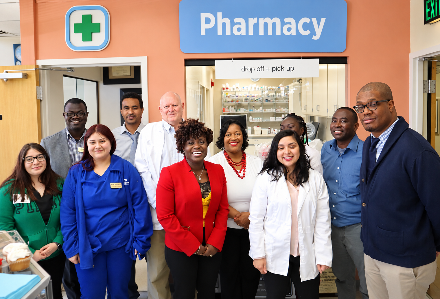 Grupo de personas posando dentro de la farmacia