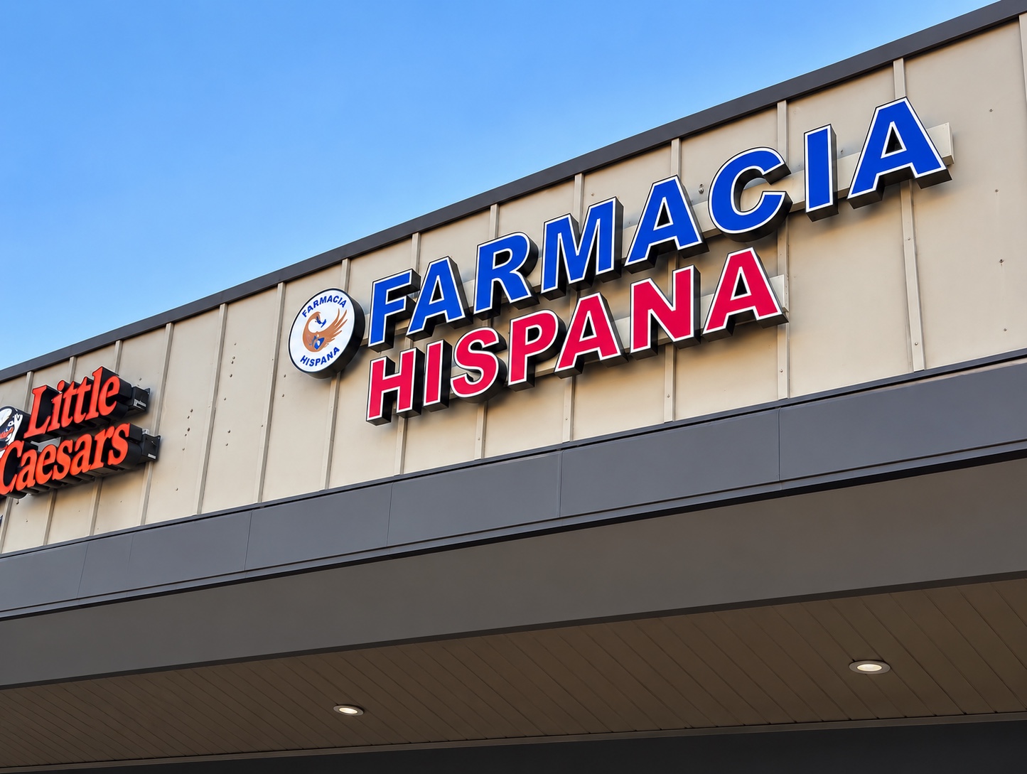 Letrero de Farmacia Hispana junto a Little Caesars