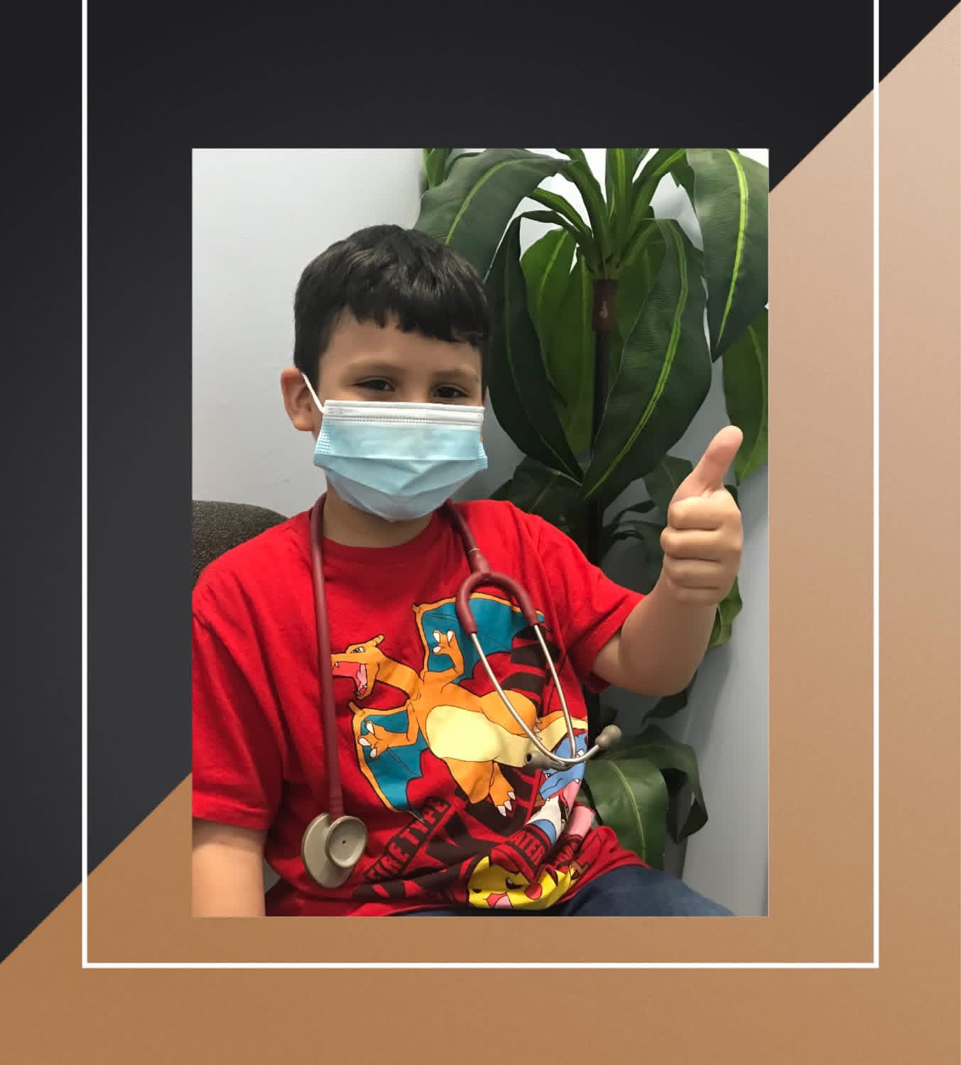 Un niño con cubrebocas, camiseta roja y estetoscopio muestra el pulgar arriba