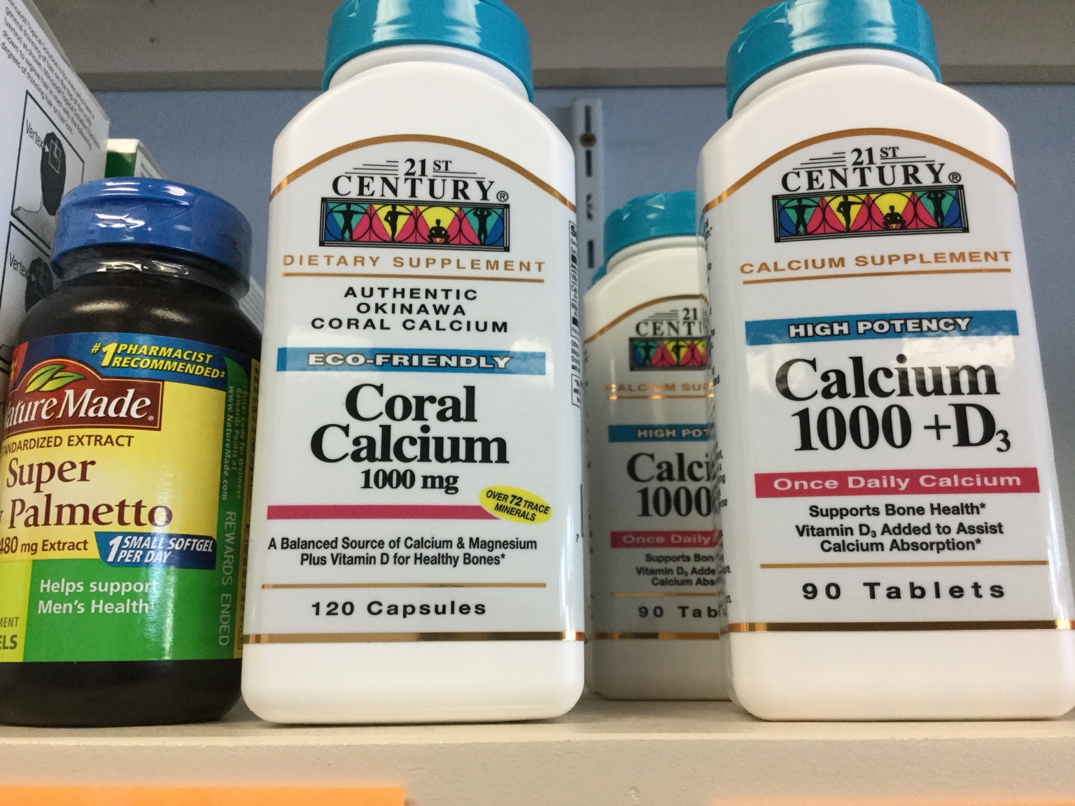 Frascos de suplementos de calcio en un estante de la farmacia