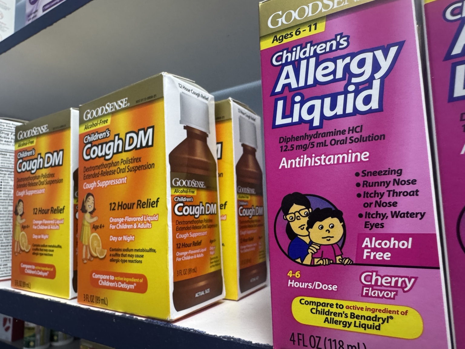 Productos infantiles para alergia y tos; la caja de alergia aparece al frente