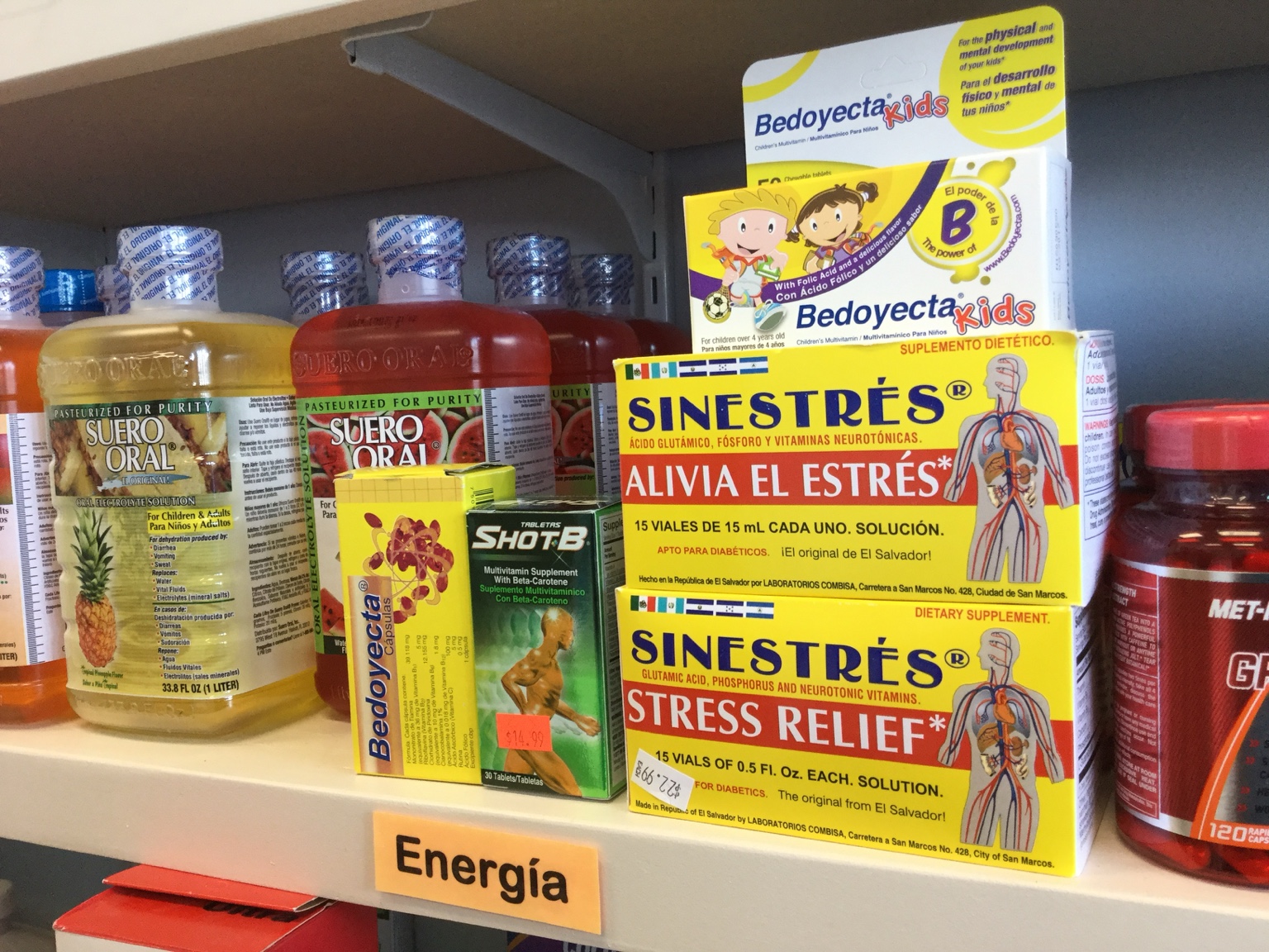 Productos de hidratación oral en una fotografía de los estantes de la farmacia