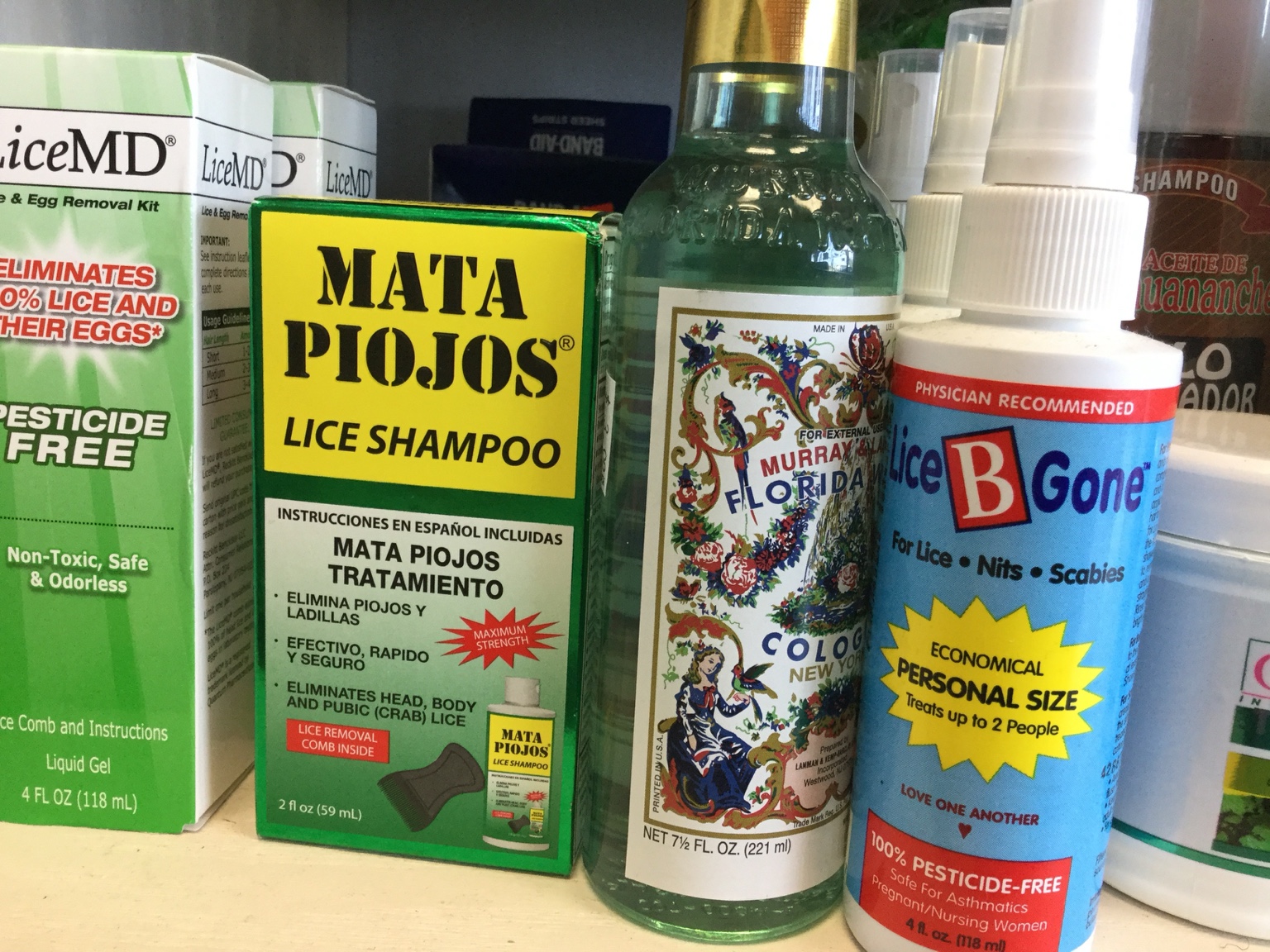 Productos para el cuidado contra piojos en un estante de la farmacia