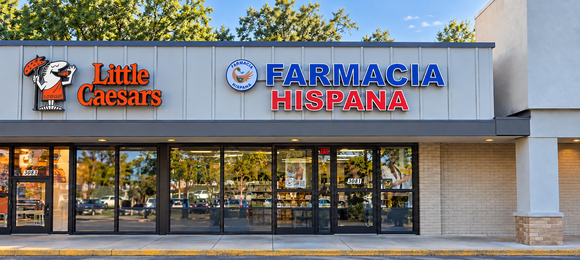Fachada de Farmacia Hispana con el número 3081 junto a Little Caesars